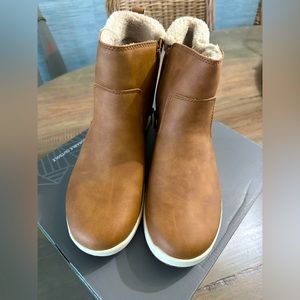 NEW Eddie Bauer Ladies Warm Lined Cushioned Footbed Siren Winter Boot: SIZE 9